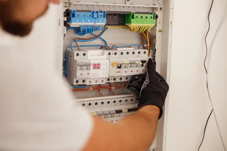 Elettricista di Pronto Intervento Brescia al lavoro su un quadro elettrico