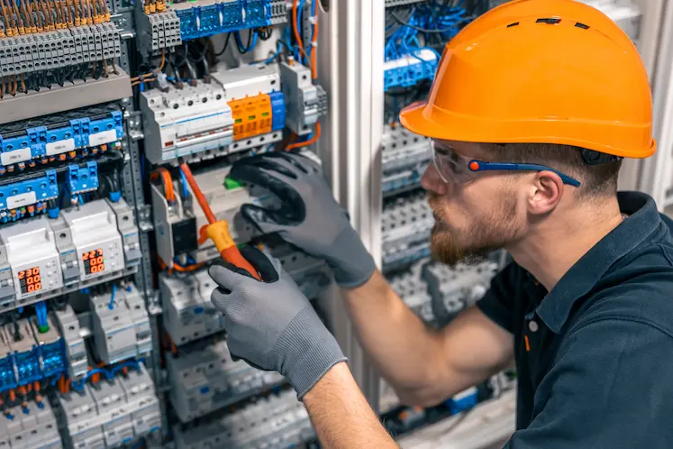 Elettricista a Brescia mentre interviene su un quadro elettrico
