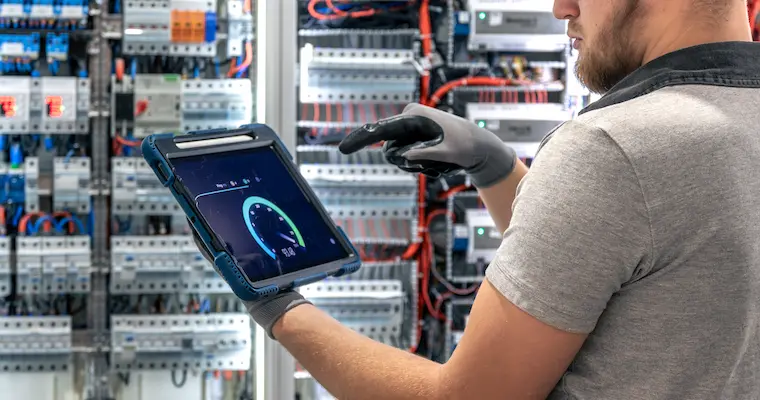 Elettricista di Pronto Intervento Brescia durante la verifica di un impianto elettrico