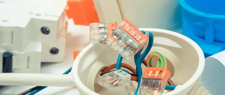 Elettricista di Pronto Intervento Brescia mentre sostituisce un componente elettrico