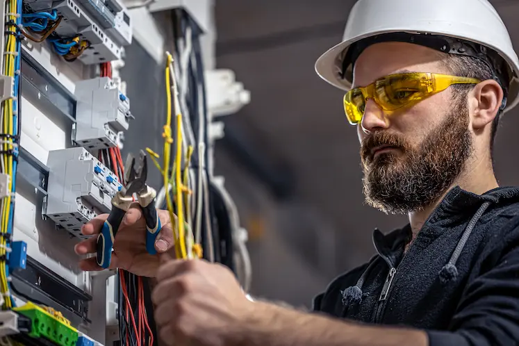 Elettricista a Brescia mentre ripara un corto circuito sul quadro elettrico