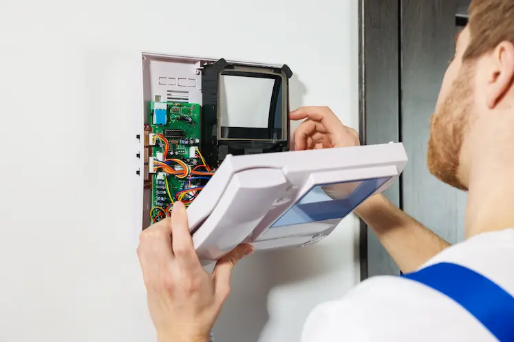 Elettricista a Brescia mentre installa un salvavita nel quadro elettrico