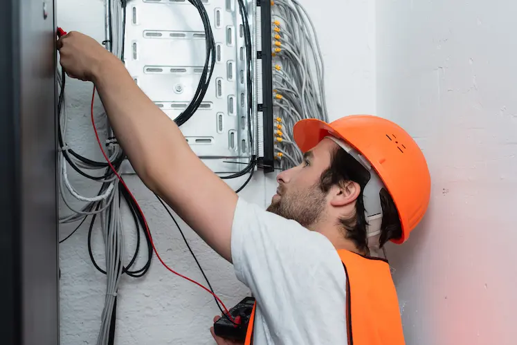 Elettricista di Pronto Intervento Brescia al lavoro durante un'emergenza elettrica