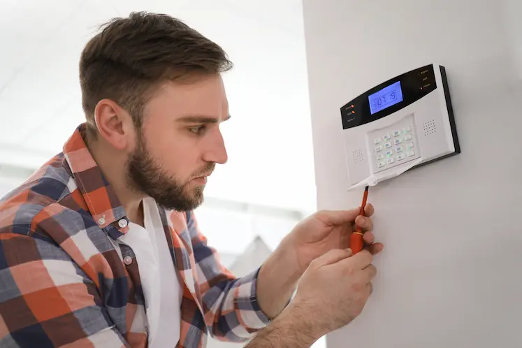 Elettricista di Pronto Intervento Brescia durante l'installazione di un salvavita