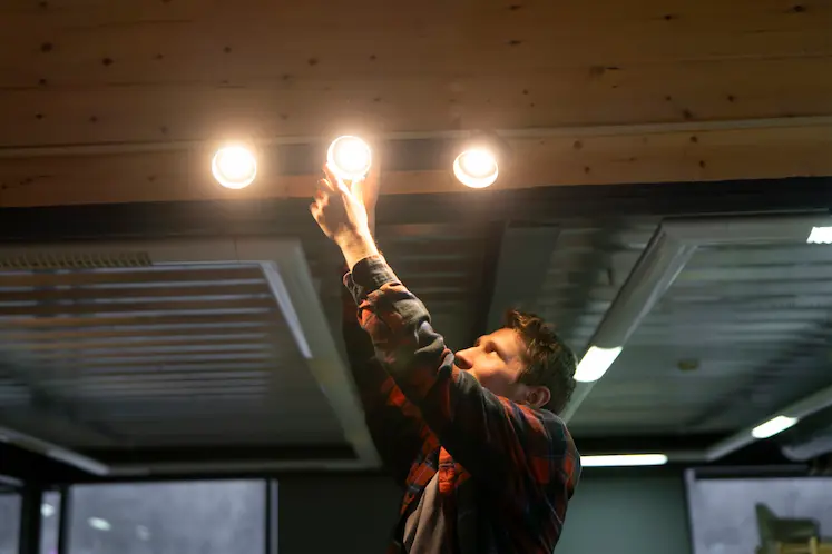 Elettricista di Pronto Intervento Brescia al lavoro su un impianto di illuminazione
